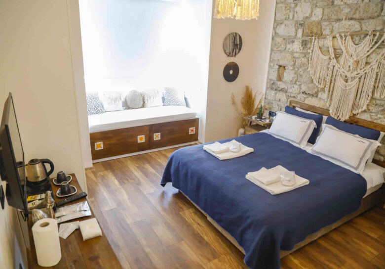 Adacan Bay Window Room